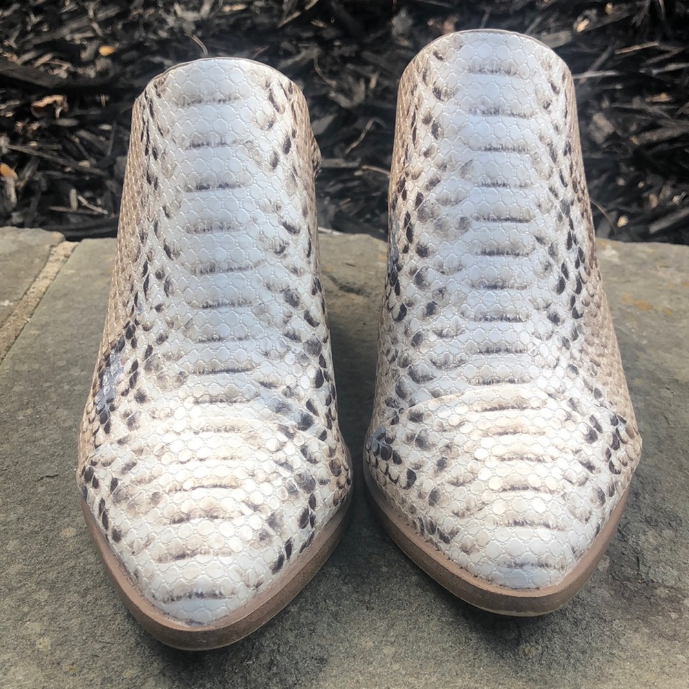 DV by Dolce Vita Snake Print Mules with Block Heel. Excellent condition. Size 6 - Picture 2 of 11
